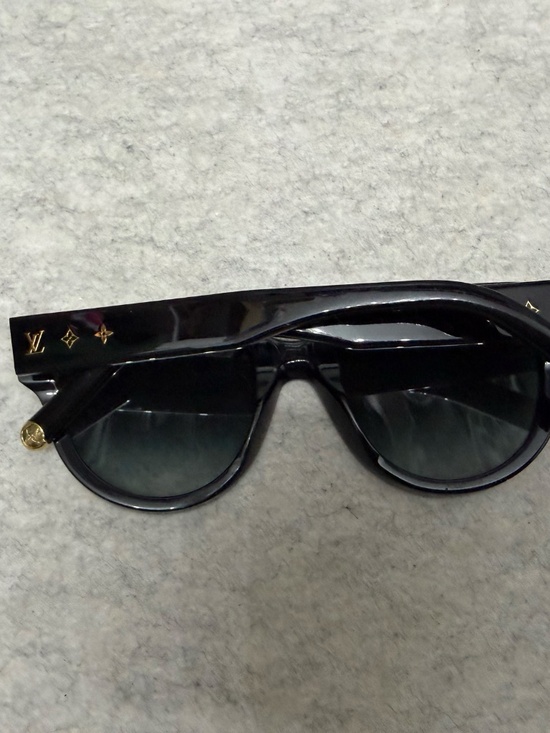 Louis Vuitton Women\'s Black Sunglasses